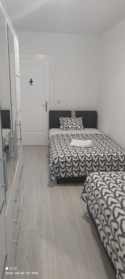 Apartman R&R,3 Room Apartman In The Center シベニク エクステリア 写真